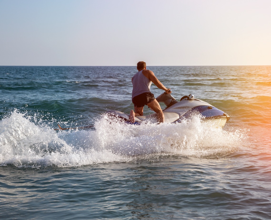 trasera de hombre abordo de moto de agua